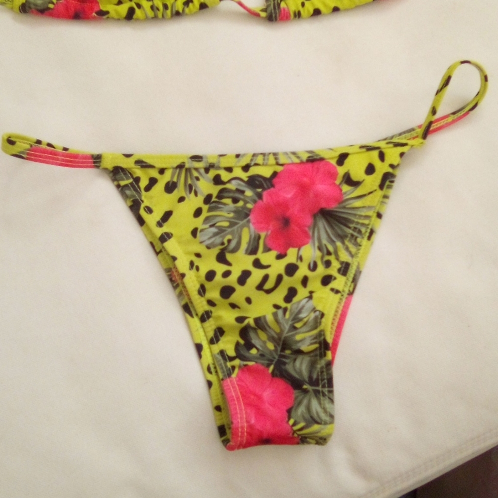 Bikini - Picture 3 of 4